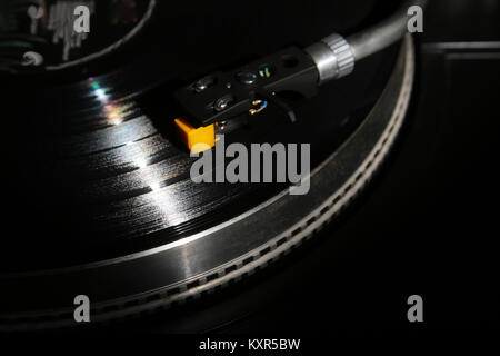 Nahaufnahme von Vinyl Plattenspieler, hi-fi headshell Cartridge in Aktion, Retro Grammophon spielen analog Disc mit Musik. Platz für Text. Stockfoto