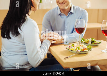 Liebevoller Mann und Frau, romantisches Abendessen Stockfoto