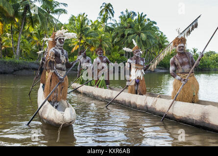 Die Krieger der Papuanischen Stamm Yafi in traditioneller Kleidung, Schmuck und Färbung. New Guinea Island, Indonesien. New Guinea Island, Indonesien. Jan Stockfoto