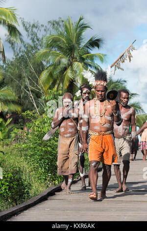 Headhunter eines Stammes von Asmat in traditionellen Kleidern und Malerei. Stockfoto