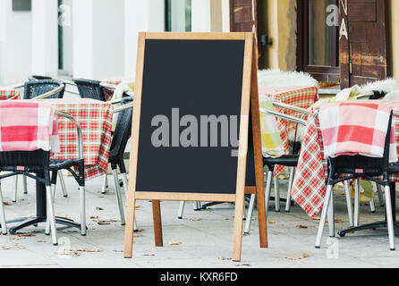 Leeres Menü schwarzes Brett mockup auf der Straße mit leeren Café sitze Stockfoto