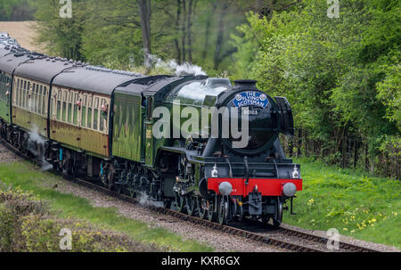 Der Flying Scotsman zieht einem Rake von BR-Trainer auf der Bluebell Railway Stockfoto