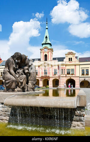 Tschechische Republik, MELNIK - Apr 27, 2016: Hauptplatz mit Rathaus und Skulptur von Vincent Makovsky - Vinobrani, Stadt Melnik, Tschechische Republik Stockfoto