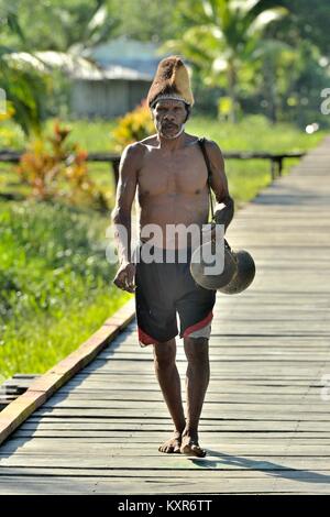 Asmat, mit einer Trommel. Mann aus dem Stamm der Asmat und und hält die Trommel. 23. Mai 2016 Stockfoto