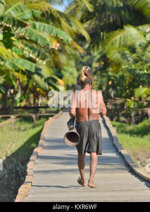 Asmat, mit einer Trommel. Mann aus dem Stamm der Asmat und und hält die Trommel. 23. Mai 2016 Stockfoto