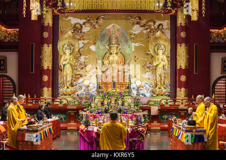 Singapur - Oktober 16, 2014: Buddha Zahns Tempel Interieur. Die wichtigsten buddhistischen Tempel in der Chinatown von Singapur. Stockfoto
