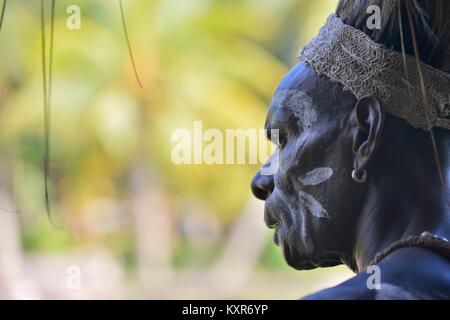 Portrait von nicht identifizierten Papua Frau mit Baby auf dem Rücken. Asmat Menschen Dorf. Neuguinea. 22. Mai 2016 Stockfoto