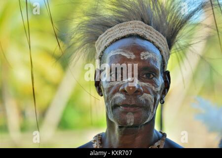 Portrait von nicht identifizierten Papua Frau mit Baby auf dem Rücken. Asmat Menschen Dorf. Neuguinea. 22. Mai 2016 Stockfoto