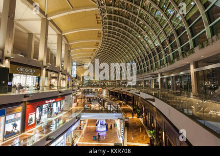 Singapur - Oktober 16, 2014: Die Geschï¿½te an der Marina Bay Sands ist einer von Singapurs größten Luxus Shopping Malls, mit über 800.000 Quadratfuß h Stockfoto