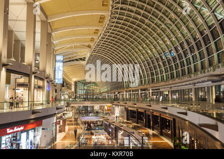 Singapur - Oktober 16, 2014: Die Geschï¿½te an der Marina Bay Sands ist einer von Singapurs größten Luxus Shopping Malls, mit über 800.000 Quadratfuß h Stockfoto