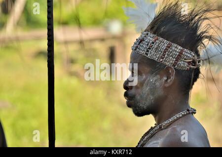 Portrait von nicht identifizierten Papua Frau mit Baby auf dem Rücken. Asmat Menschen Dorf. Neuguinea. 22. Mai 2016 Stockfoto