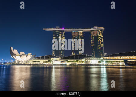 Singapur - 17. OKTOBER 2014: Marina Bay Sands Hotel und ArtScience Museum bei Nacht. Stockfoto