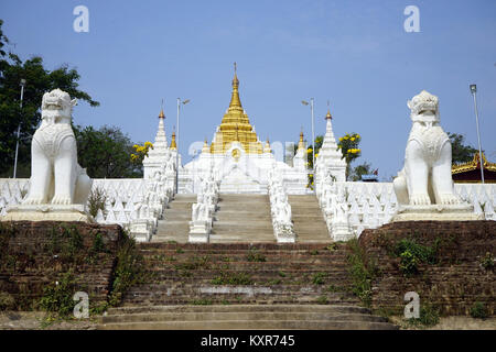 MANDALAY, MYANMAR - ca. April 2017 Sat Tau Yar in Mingun Pagode Stockfoto