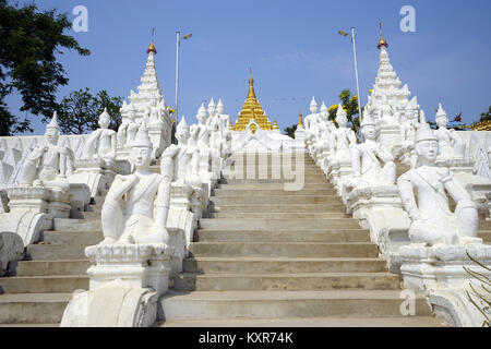 MANDALAY, MYANMAR - ca. April 2017 Sat Tau Yar in Mingun Pagode Stockfoto