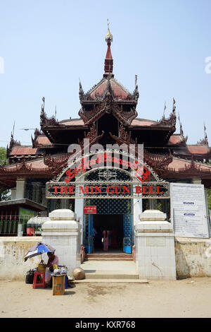 MANDALAY, MYANMAR - ca. April 2017 Tempel mit Mingun Glocke Stockfoto