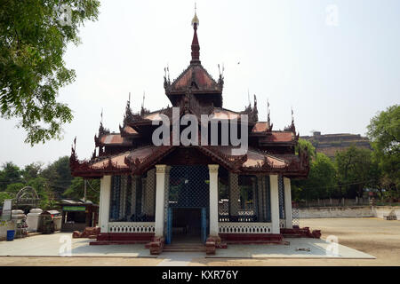 MANDALAY, MYANMAR - ca. April 2017 Tempel mit Mingun Glocke Stockfoto