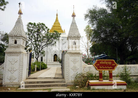 MANDALAY, MYANMAR - ca. April 2017 Sat Tau Yar in Mingun Pagode Stockfoto
