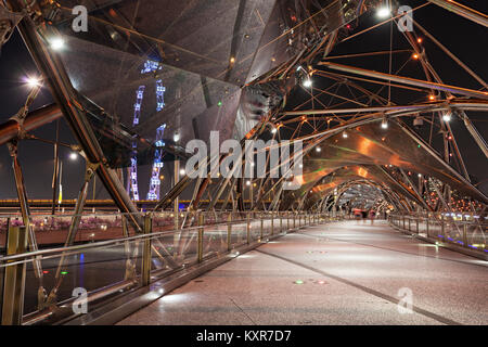 Singapur - Oktober 16, 2014: Die Helix Bridge ist eine Fußgängerbrücke verbindet Marina Center mit Marina South in der Marina Bay in Singapur. Stockfoto