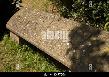 Großbritannien, England, Oxfordshire, Kelmscott, St George's Kirchhof, William und Jane Morris' Familie Tombstone Stockfoto