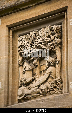 Großbritannien, England, Oxfordshire, Kelmscott, Memorial Cottages, Stein Panel von William Morris bei Kelmscott Manor, von George Jack geschnitzt Stockfoto