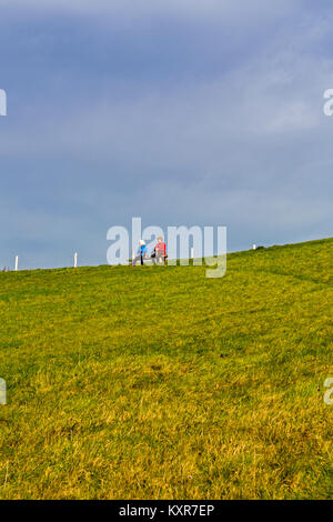 Zwei Wanderer auf dem S.W. Coast Path oben Branscombe auf der Jurassic Coast, Devon, England, Großbritannien Stockfoto