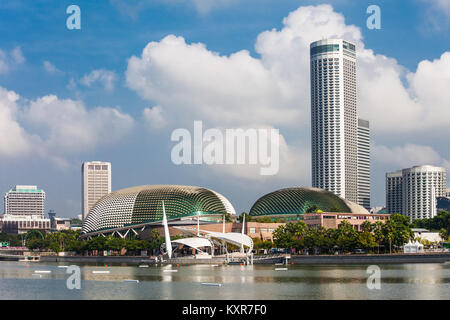 Singapur - 17. OKTOBER 2014: Esplanade, Theater an der Bucht ist ein Zentrum für darstellende Kunst in der Marina Bay in der Nähe der Mündung des Singapore Rive entfernt Stockfoto