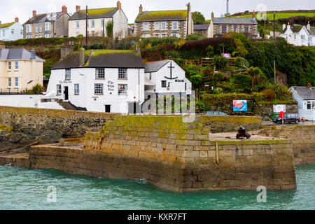 Das historische Schiff Gasthaus mit Blick auf den Eingang zum Hafen von porthleven an der Südküste von Cornwall, England, Großbritannien Stockfoto