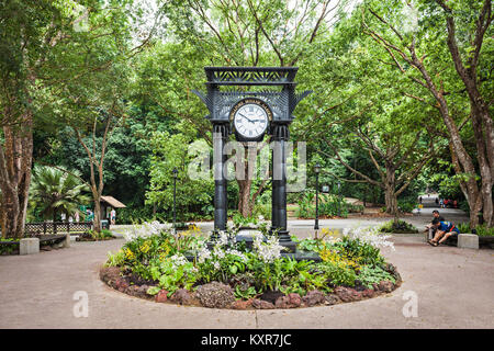 Singapur - 17. OKTOBER 2014: Alte Uhr im Singapore Botanic Gardens. Stockfoto