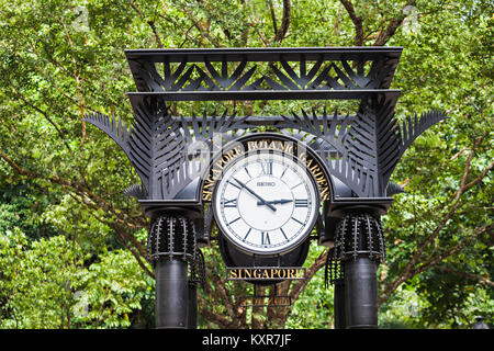 Singapur - 17. OKTOBER 2014: Alte Uhr im Singapore Botanic Gardens. Stockfoto