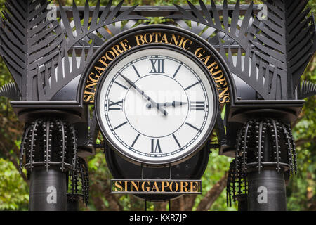 Singapur - 17. OKTOBER 2014: Alte Uhr im Singapore Botanic Gardens. Stockfoto