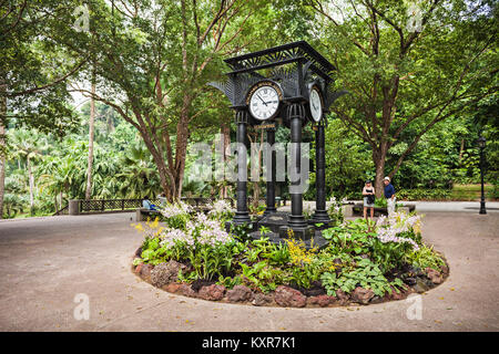 Singapur - 17. OKTOBER 2014: Alte Uhr im Singapore Botanic Gardens. Stockfoto