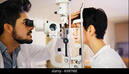 Patient oder Kunde an Spaltlampe beim Augenarzt oder Optiker
