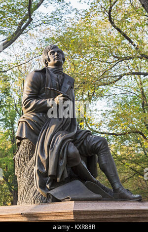 New York, Bundesstaat New York, Vereinigte Staaten von Amerika. Statue im Central Park des schottischen Dichters Robert Burns, 1759-1796. Stockfoto
