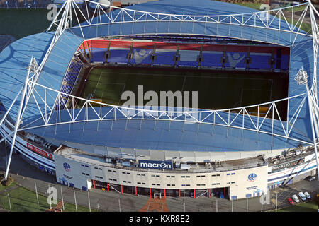 Bolton Wanderers' University of Bolton Stadium aus der Vogelperspektive Stockfoto