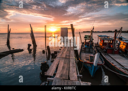 Schönen Sonnenuntergang am Kuala Kedah Fischerdorf. Kedah Malaysia im Norden gelegen, ist berühmt für Reis und als die Reisschüssel von Malaysia bekannt. Stockfoto