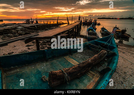 Schönen Sonnenuntergang am Kuala Kedah Fischerdorf. Kedah Malaysia im Norden gelegen, ist berühmt für Reis und als die Reisschüssel von Malaysia bekannt. Stockfoto