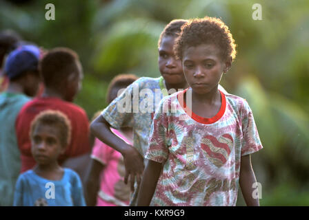 Porträt der Gruppe kleiner Papua Kinder draußen in der Abenddämmerung. Asmat Menschen. Neuguinea. 22. Mai 2016 Stockfoto