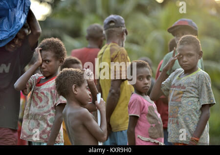 Porträt der Gruppe kleiner Papua Kinder draußen in der Abenddämmerung. Asmat Menschen. Neuguinea. 22. Mai 2016 Stockfoto