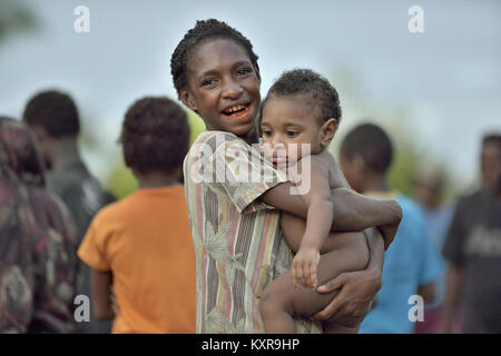 22. MAI 2016: Portrait von nicht identifizierten Papua Frau mit Baby auf der Hand. Asmat Menschen Dorf. Neuguinea. 22. Mai 2016 Stockfoto