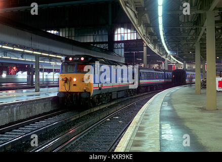 Eine Klasse 50 diesel Lok 50030 "Repulse" wartet von London Waterloo mit einem Network Express am 2. November 1991 zu verlassen. Stockfoto