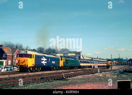 Ein paar der Klasse 50 Diesellokomotiven Nummern 50050 und 50007, die Pfadfinder, die 50 Terminator railtour in Yeovil Junction. 26. März 1994. Stockfoto