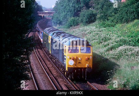 Ein paar der Klasse 50 Diesellokomotiven Nummern 50050/D 400 und 50007 arbeiten der SRR/TV 50 G "Gericht Chester railtour nähern Acton Brunnen Kreuzung. 13. Juni 1992. Stockfoto