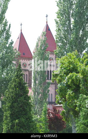 Red Kirchtürme mit Bäumen in Balatonfüred Ungarn Stockfoto