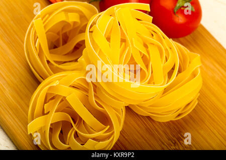 Rohe Fettucine Nudeln bereit für bowling Stockfoto