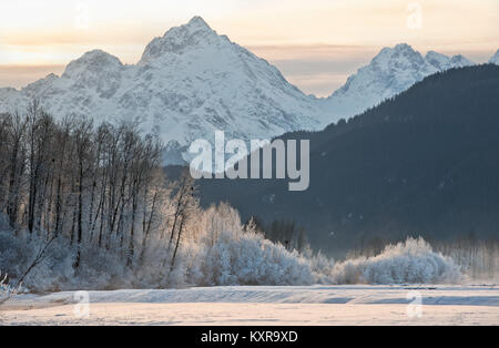 Chilkat River und die Berge im Schnee auf einen Sonnenaufgang. Alaska. USA Stockfoto