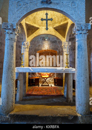 Altar in der romanischen Kirche Santa Maria Annunziata - Sovana, Italien Stockfoto