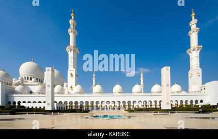 ABU DHABI, VEREINIGTE ARABISCHE EMIRATE - Dec 28, 2017 : Äußeres der Sheikh Zayed Moschee in Abu Dhabi. Es ist die größte Moschee des Landes. Stockfoto