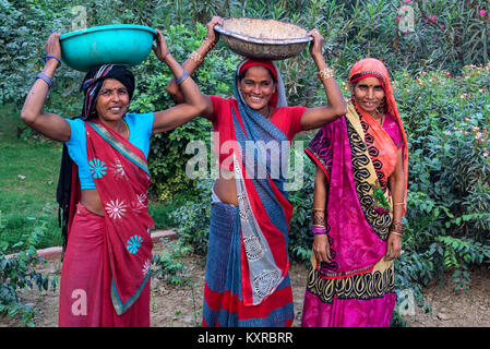 JAISALMER, INDIEN - ca. November 2017: Drei unbekannte indische Frauen in traditioneller Kleidung Stockfoto