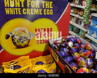 White Cadbury Creme Egg Hunt Preis zu gewinnen lässt ausgepackt und in der Box links in den Geschäften Stockfoto