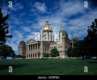 Ein faktisches Bild des Iowa State Capitol-Gebäudes in des Moines, das seine zentrale Kuppel, sein architektonisches Design und seine Regierungsfunktion als Sitz der Legislative zeigt. Stockfoto